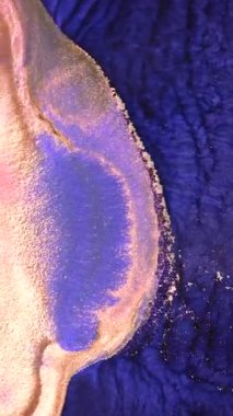 Canlı renklerin gün batımında sakin ortamda güzel bir şekilde harmanlanışını izleyin. Büyüleyici bir doğa gösterisi yaratın. Renklerin nazik hareketi büyüleyicidir..