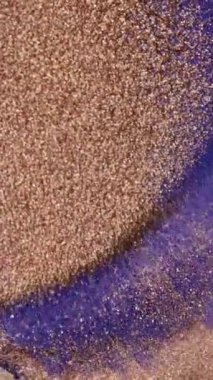 Kumun altın tanecikleri gün batımında sakin bir plajda yansıyan güneş ışığı gibi pırıl pırıl parlıyor ve muhteşem bir sahil anı yaratıyor..