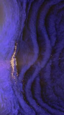 Görsel efekt yaratan karmaşık katmanlar ve desenler içeren zengin mavi dokuların büyüleyici bir görüntüsünü deneyimleyin. Yumuşak aydınlatma doğal güzelliği arttırır..
