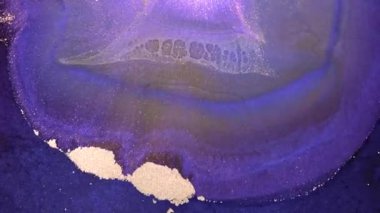 Bu büyüleyici soyut sanat eserinde, sanat meraklıları için mükemmel renk ve dokuların güzel bir karışımını sunan zarif altın sarısı renklerle zengin mor renkler sergileniyor..