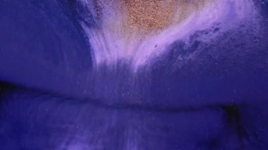 Canlı renklerin nehir kenarındaki bir akşam sanat oturumunda tuvalde güzel bir şekilde harmanlanışını izleyin, büyüleyici bir görsel yaratıcılık gösterisi yaratın..