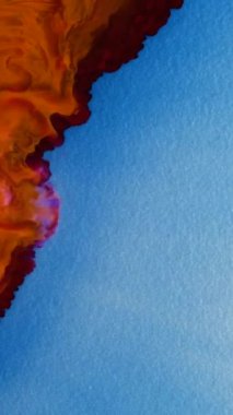 Kalın renkler ve akışkan teknikler kullanarak güzel alkol mürekkebi soyut sanatı yapma sürecini keşfedin. Kapalı bir mekanda yaratıcılık ve sanatsal ifade sergileyin..