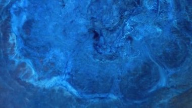 Canlı mavi alkol mürekkebinin akışını ve harmanlanışını izleyin. Yaratıcılıkla dolu rahatlatıcı bir stüdyo atmosferinde boş bir tuval üzerinde büyüleyici soyut desenler yaratın..