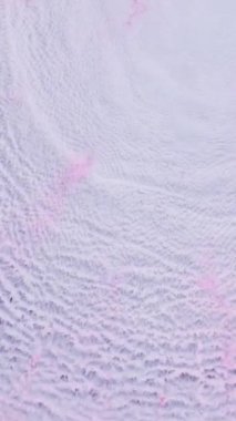 Yerel sanatçılar, güneş batarken kumsalda ustalıkla karmaşık kum sanatı yaratıyorlar. Canlı renkler yumuşak kumla güzelce harmanlanarak yeteneklerini sergiliyor..