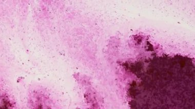 Renkli alkol mürekkeplerinin tuvale karışmasını ve akışını izleyin. Yaratıcı bir stüdyo ortamında çarpıcı soyut desenler oluşturun. Bu sanatsal süreç mürekkep ve tasarımın güzelliğini gözler önüne seriyor..