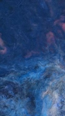 Parlak ve davetkar stüdyo atmosferinde çeşitli mavi tonlarda çarpıcı ve soyut desenler oluşturmak için canlandırıcı alkol mürekkebinin karışmasını izleyin..