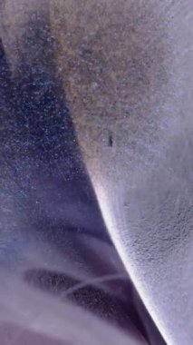 Renkli alkol mürekkeplerinin harmanlanışını ve akışını izleyin soyut tasarımlar oluşturmak, sanatsal bir yolculukta teknikler göstermek ve doku yaratmak için..