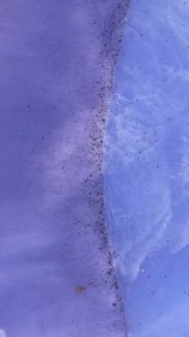 Canlı alkol mürekkeplerinin tuval üzerinde kusursuz bir şekilde harmanlanışını izleyin, güzel ve soyut bir sanat eseri oluşturun. Rahatlatıcı renkler birlikte akıyor, bu sanatsal metodun eşsiz etkilerini sergiliyor.