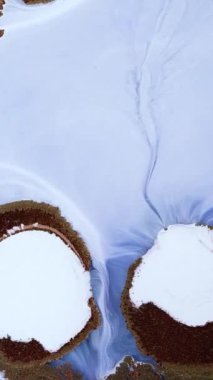 Alkol mürekkebinin büyüleyici akışını tecrübe edin. Mavi ve beyaz olarak çarpıcı soyut desenler yaratıyor. Yüzeyde zamanla gelişen renklere ve benzersiz dokulara tanık olun..