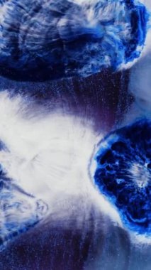 Bu büyüleyici sanat eserinde parlak mavi ve beyaz girdaplar gösteren çarpıcı alkol teknikleri var. Güzel desenlerin ortaya çıkışını izle, soyut sanatın eşsiz çekiciliğini ortaya çıkar..