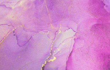 Mor mürekkep kıvrımları pırıl pırıl altın aksanlarıyla kusursuz bir şekilde harmanlanarak yaratıcılığı ve zarafeti yakalayan büyüleyici bir soyut kompozisyon yaratır..