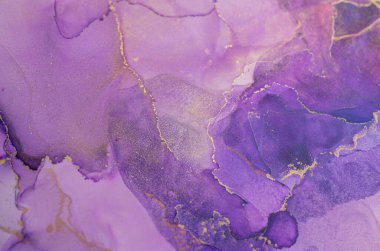 Sanat eserlerinde, derinlik ve hareket duygusunu çağrıştıran sıvı ve katmanlı şekiller sunan narin mor çizgiler ve narin altın çizgiler yer alıyor..