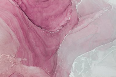 Yumuşak pembe ve beyaz alkol mürekkebi kusursuz bir şekilde harmanlanarak zarif ve soyut bir tasarım yaratıyor. Akan şekiller ve dokular kompozisyonda bir huzur ve yaratıcılık hissi uyandırıyor..