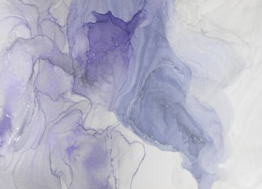 Alkol mürekkebinin hassas katmanları, akışkan hareketlerle büyüleyici bir soyut tasarım yaratır. Yumuşak mor tonların beyaza karışması, sükunet ve zarafet hissi uyandırır..