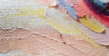 Eserde, doğal ışıkla hafifçe aydınlatılan kalın fırça darbeleriyle uygulanan dinamik bir renk düzeni yer alıyor. Bu da daha yakın gözlemleri davet eden çekici bir görsel doku yaratıyor..