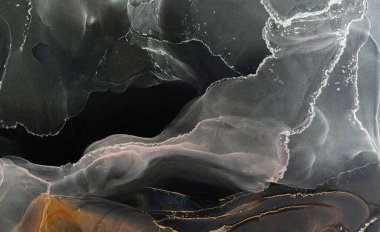 Karmaşık sanat eserlerinde akış kalıpları ve branda üzerinde alkol mürekkebi bulunan katmanlar bulunur. Parça, siyah, gri ve dinamik hareketler yaratan bakır tonları gösterir..