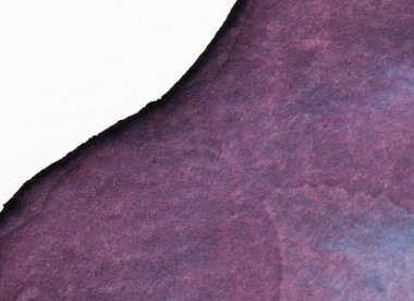 Derin mor suluboya tabakaları dokuma kağıdın üzerinde pürüzsüz bir şekilde harmanlanarak, resim sürecinin sanatsal özelliklerini yakalayarak renk ve derinliğin nüanslarını vurguluyor..