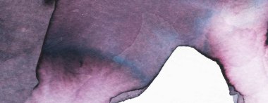 Yumuşak suluboya vuruşları, mor ve mavi renkli soyut bir tasarım yaratır. Bu karışım, gündüz vakti sanat eserlerinde ortaya çıkan sıvı şekilleri vurguluyor..