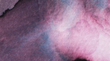 Renkli suluboya sanat eserleri pembe ve mavi tonların uyumlu bir karışımını sergiliyor, sükunet ve yaratıcılık duyguları uyandıran soyut bir tasarım yaratıyor..