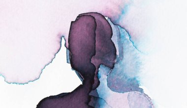 Suluboya ile yaratılan bir kişinin silueti derin düşüncelere dalmış, renklerin birbirine karışmasıyla çevrelenmiş..