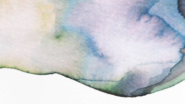 Yumuşak mavi, yeşil ve soluk sarı renkler suluboya bir parçada uyum içinde harmanlanarak sükunet hissi uyandırıyor. Akan şekiller uzak dağları ve bulutları akla getiriyor..