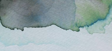 Yumuşak mavi ve yeşil renkler dokulu kağıt üzerinde uyumlu bir şekilde harmanlanarak yansımayı ve esin kaynağını davet eden sakin bir atmosfer yaratır. Nazik eğilimler bir huzur hissi uyandırıyor..