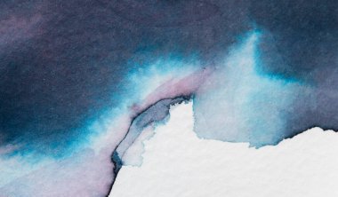 Mavi ve menekşenin yumuşak gölgeleri pürüzsüz bir şekilde birleşerek dokulu kağıt üzerinde soyut bir görüntü oluşturur. Sanat eserleri suluboya 'nın akışkanlığını ve derinliğini yakalar, derin düşüncelere ve sakinliğe davetiye çıkarır..