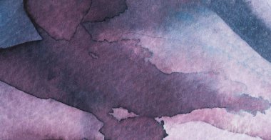 Canlı suluboya sanat eserleri desenli kağıtta mor ve mavi tonların bir karışımını gösterir. Akan renkler yaratıcılığa ve sakinliğe ilham veren soyut bir kompozisyon oluşturuyor..