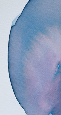 Suluboya vuruşlarının akışkan vuruşları mavi ve pembe tonların nazik bir karışımını yakalayarak sakin bir ortam yaratıyor. Sanat eserleri bir huzur hissi uyandırıyor, rahatlama ya da tefekkür için mükemmel hale getiriyor..