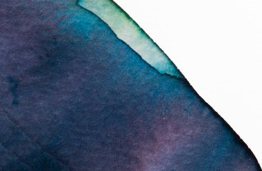 Büyüleyici bir suluboya parçası koyu mavi ve yeşil tonların bir karışımını kusursuz bir şekilde birleştirirken, desenli bir kenar sanat çalışmalarına derinlik katıyor..