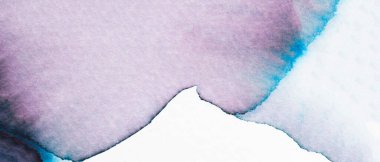 Mor ve mavi renklerin yumuşak renkleri kusursuz bir şekilde beyaza karışıp soyut bir suluboya sanat eseri yaratıyor. Kibar eğilimler sakin bir atmosferi çağrıştırıyor, düşüncelere daldırıyor ve renklerin değerini anlıyor..