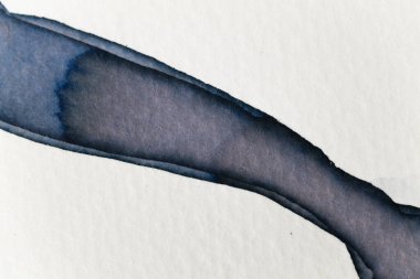 Bu suluboya eser zarif bir şekilde işlenmiş bir kola sahip, mavinin değişik tonlarında yumuşaklık ve akıcılığı vurguluyor. Harmanlama tekniği sanatsal ifade ve hareketi vurgular.