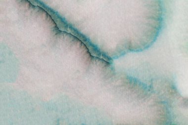 Bu suluboya sanat eserinde soyut formlar ve akışkan şekiller içeren yumuşak renklerin bir karışımı sergileniyor. Yumuşak renkler uyum içinde akıyor, sakin ve sakin bir atmosfer yaratıyor..