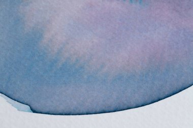 Mavi ve mor suluboya girdapları dokuma kağıdında yumuşak, rüya gibi bir etki yaratarak, narin harmanlama ve akıcılık yoluyla sakinlik ve yaratıcılık hissini uyandırır..