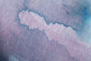 Mavi ve pembe renklerin soyut suluboya bir resimde birlikte akması. Narin kalıplar, sanatsal ifadelerde sükunet ve sükunet hissi uyandıran sakin bir atmosfer yaratıyor..