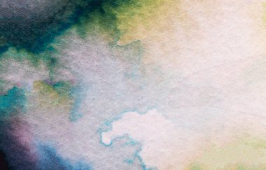 Mavi, yeşil ve pastel tonların yumuşak renkleri doğayı andıran soyut bir tasvirle birlikte akar. Nazik karışım, izleyicileri düşünmeye ve keşfetmeye çağıran sakinleştirici bir atmosfer yaratıyor..