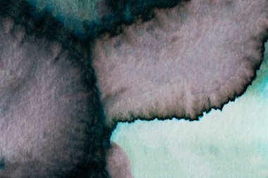 Dönen mavi ve gri suluboya formları dingin bir ortamda huzur hissi uyandıran sıvı dokular oluşturur..