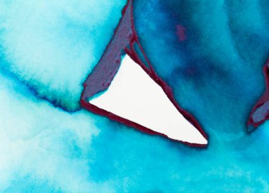 Bu suluboya resim, çarpıcı bir beyaz üçgen oluşturan ve dikkat çeken canlı mavi renkler içeriyor, büyüleyici bir görsel deneyim sunuyor..