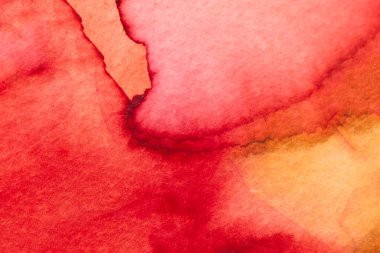 Parlak ve koyu renkler, kırmızı, turuncu ve sarı dinamik girdaplar içeren bu suluboya ile etkileşim halindedir. Akan renkler, izleyiciyi kendine çeken büyüleyici bir görsel deneyim yaratıyor..