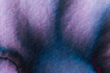 Koyu mavi ve mor renkler dokulu kağıdın üzerinde pürüzsüz bir şekilde harmanlanarak zengin bir soyut sanat eseri oluşturur. Akan vuruşlar derinlik ve dinginliği çağrıştırıyor, derin düşüncelere daldırıyor..