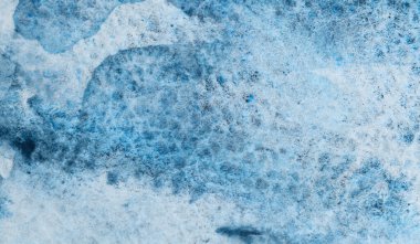 Canlı mavi mürekkep girdapları birbirine karışarak dokulu kağıt üzerinde karmaşık desenler oluşturur. Sanat eseri mürekkep kurudukça akışkan hareketini yakalıyor, organik şekiller sergiliyor..