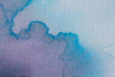 Renkli mürekkep desenli kağıt üzerinde mavi ve mor tonlarıyla büyüleyici bir soyut desen oluşturur. Harmanlanmış renkler derinlik ve sanatsal potansiyel gösteriyor, yaratıcı çabalar ilham verici..