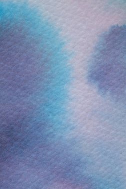 Zarif mavi ve mor mürekkep girdapları dokulu kağıt üzerinde pürüzsüz bir şekilde birleşir, yaratıcı bir projede sanatsal bir renk ve form keşfi sergiler..