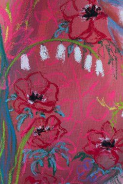 Pastel boya kullanan bir çiçeğin renkli parçaları zengin bir arkaplanda serpilmiş çiçekleri tasvir eden karmaşık ayrıntıları gözler önüne seriyor..