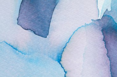 Canlı mürekkep çizimleri akışkan formlar ve yumuşak geçişlere karışan mavi renkler içerir. Kalıplaşmış yüzey kompozisyona derinlik katarak rahatlatıcı bir görsel deneyim yaratıyor..