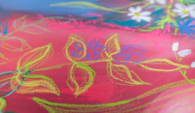 Canlı bir çiçek resminin parçaları pastel renklerle çizilmiş, parlak renkler ve canlı desenler içeren karmaşık ayrıntıları ortaya koyuyor. Sanat eserleri doğanın özünü dinamik bir kompozisyonda yakalar..