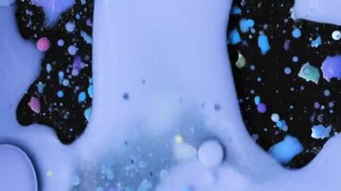 Canlı akrilik boya damlacıkları büyüleyici bir görüntüyle yağla etkileşerek eşsiz desenler ve dokular oluşturur. Sıvı dinamiğinin güzelliğini gösteren renklerin karışmasını ve kıvrılmasını izleyin..