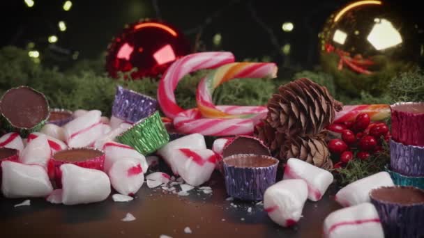 Stüdyoda Noel Süslemesiyle Çekilen Farklı Türde Noel Şekeri Çikolataları — Stok video