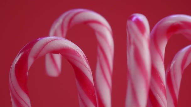 红色背景下的糖果手杖 — 图库视频影像