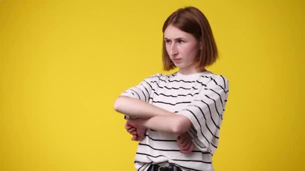 Video Upprörd Kvinna Isolerad Över Gul Bakgrund Begreppet Negativa Känslor — Stockvideo